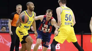 Un diezmado ALBA se sobrepone a sus bajas para imponerse a TD Systems Baskonia (95-91)