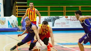 Marín vence a Amics y aprieta la lucha por el ascenso a Adecco Oro