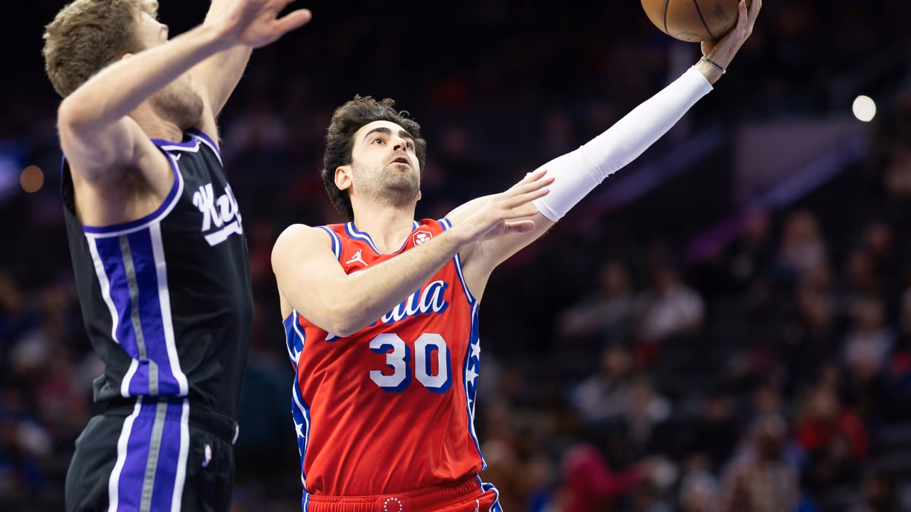 Fenerbahce y Besiktas luchan por un ex de Philadelphia 76ers, pero quiere seguir en la NBA