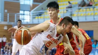 España debuta en el #FIBAU19 con triunfo ante China. ¿Lesión de Nil Sabata?