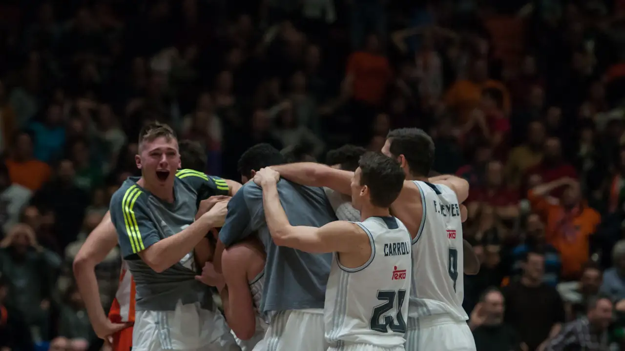 Un inverosímil triplazo de Sergio Llull decide el duelo en la Fonteta