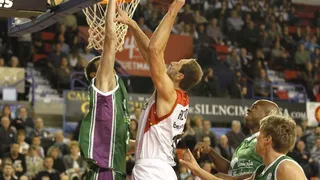 El colista le gana el pulso al Unicaja, líder, con un mágico White y 2 tapones de Rizvic