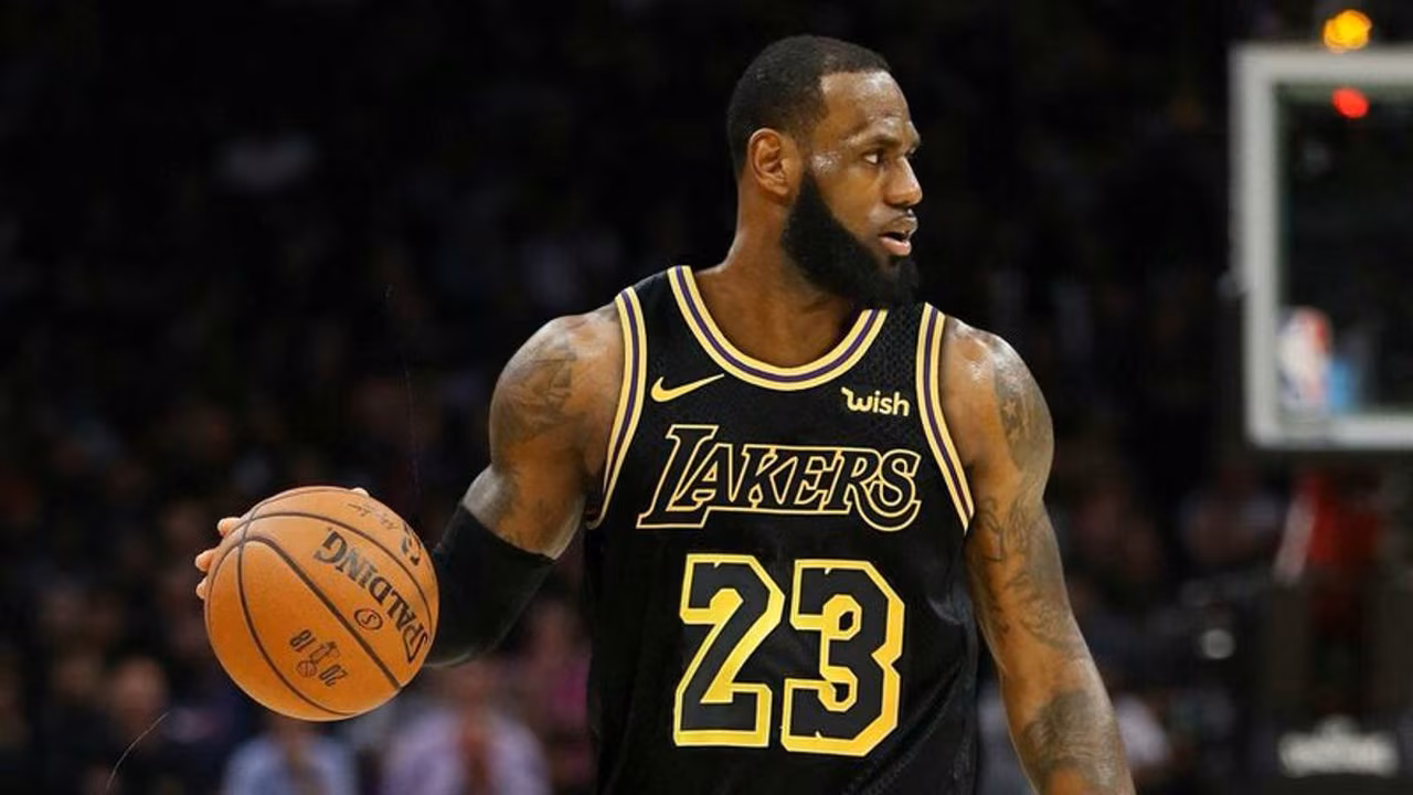 LeBron vuelve a cambiar el curso de la NBA convirtiéndose en el nuevo rey de Los Ángeles