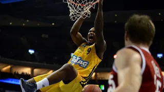 Playoffs abiertos a falta de una jornada. MVP compartido por Hamilton y McElroy