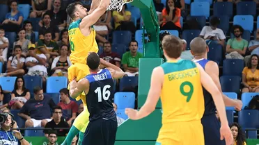 Mills y Bogut dominan a Parker, y Australia saca músculo ante Francia (87-66)