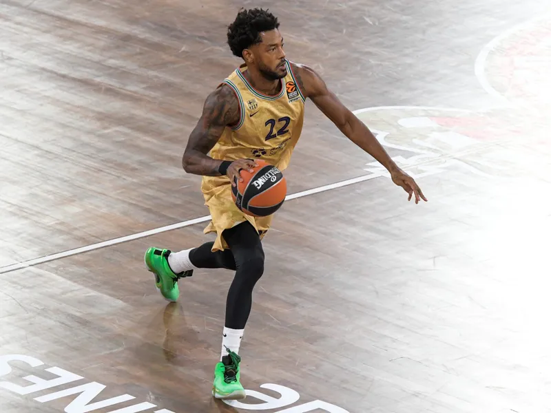 Giro para Cory Higgins: se complica su regreso a la Euroliga