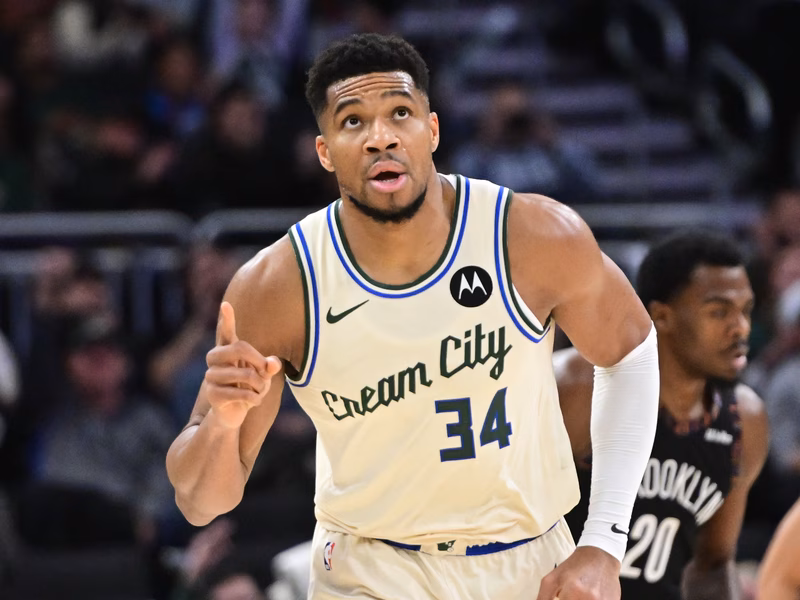 Dos equipos en primera línea por Giannis Antetokounmpo