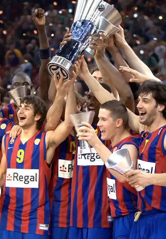 El Barça levanta el trofeo de la Euroliga (Foto: Lafargue)