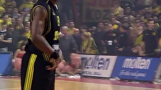 Corey Brewer: estos (aficionados griegos) son todavía mas salvajes! Están locos!