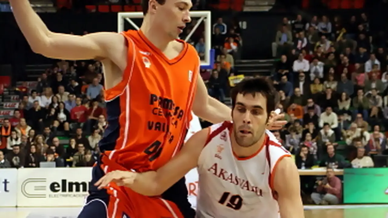 El Tau confirma el fichaje de San Emeterio