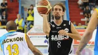 Lega (J15): Ante la crisis, suben los jugadores italianos; Emporio Armani coge el último billete para la Coppa; Szymon Szewczyk rompe a Varese con 49 de valoración; festín de Sassari ante Montepaschi