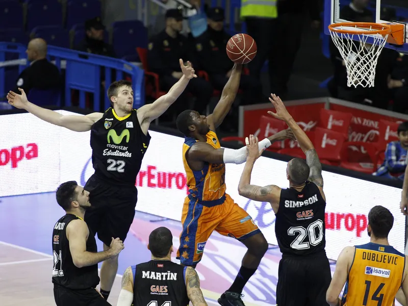 Sangre fría del Valencia para aguantar los arreones del Estudiantes (76-81)