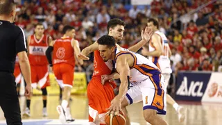 Manresa pone el 2-0 ante Palencia; Prat iguala la serie ante Melilla