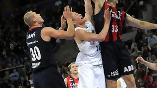 Caja Laboral disfruta de su victoria más cómoda y hunde a Unicaja (90-68)