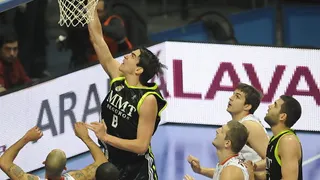 La seriedad del Real Madrid le hace más líder ante un Caja Laboral que le dio muchas facilidades al final (67-72)