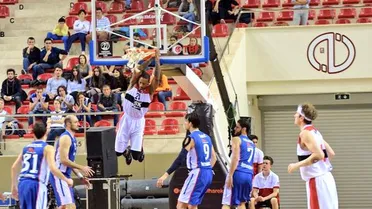 Efes afronta una semana clave con derrota ante el colista. Sasha Vujacic, MVP