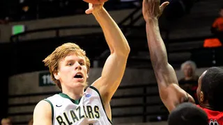 Jordan Swing, puntos para el Oviedo; Babatunde Olumuyiwa, defensa para el Clavijo