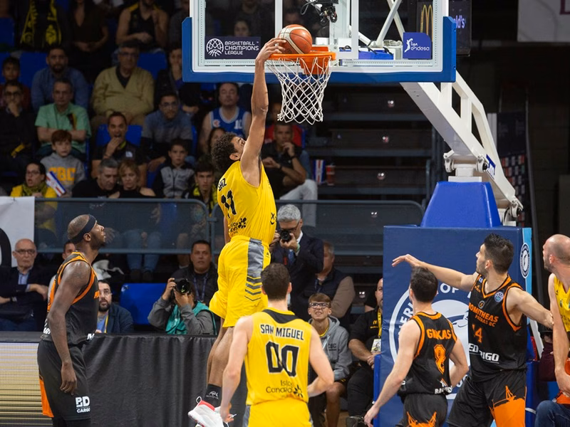 La defensa de Iberostar Tenerife le da el pase a cuartos de la BCL (79-57)