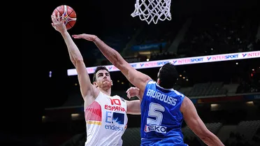 Víctor Claver desactiva el “Efecto Antetokounmpo” y España se mete en semis