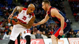 Jordan Theodore entierra al Baskonia en el último suspiro y complica el playoff (82-83)