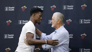 Arde Miami: Pat Riley le tiró las orejas a Butler en público y desató la polémica