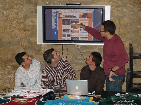 Santi junto al resto del equipo recorriendo Solobasket.com 3.0 para los invitados (Foto: Jordi Jiménez Poyato)