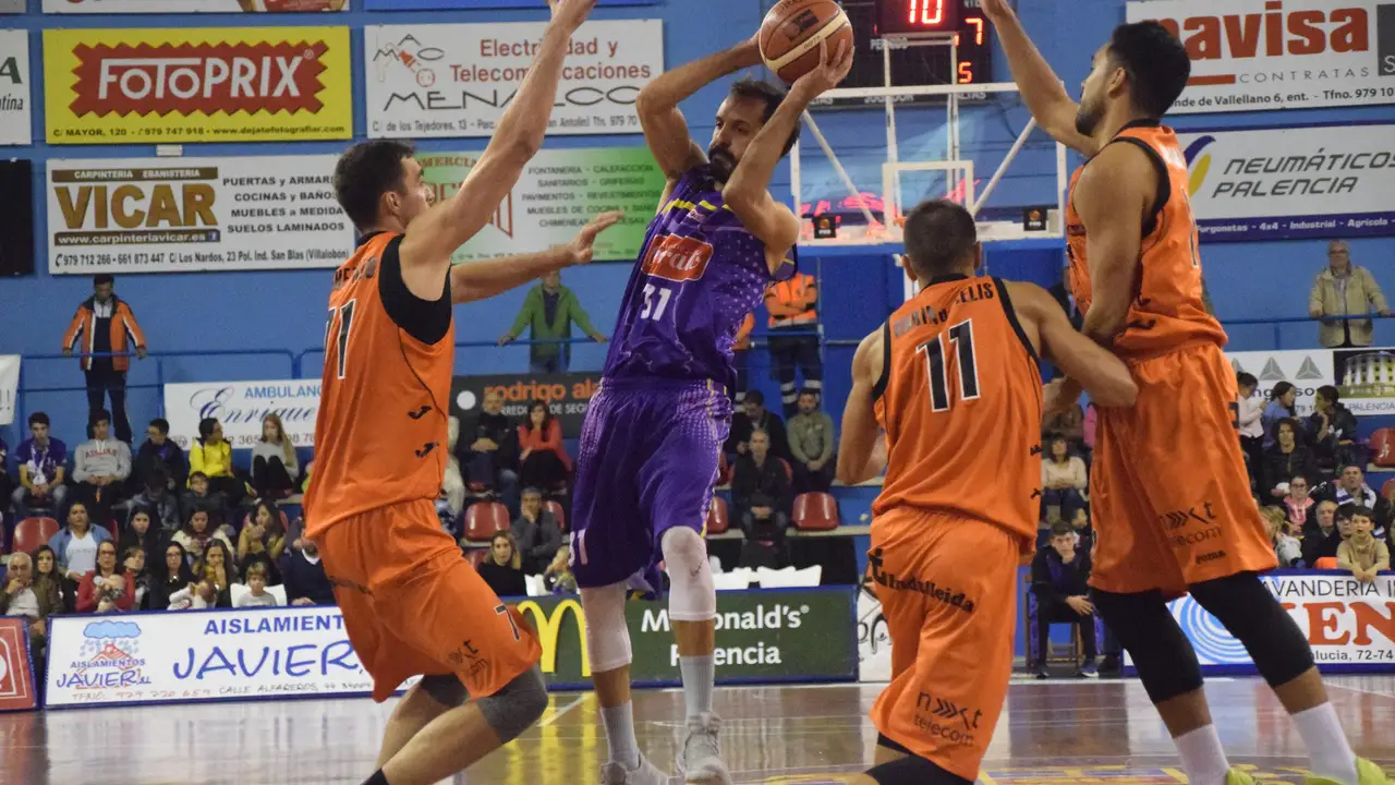 Breogán endosa al Cáceres la mayor paliza (+63) de la historia. Lleida asalta Palencia