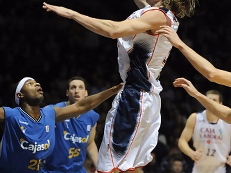 Caja Laboral vence a Cajasol en un partido muy duro en la reaparición de Herrmann (73-66)