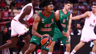 “¿Alguien interesado?” Chima Moneke se ríe de los rumores, pero no convence a Laso