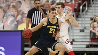 NCAA Review: Michigan y Florida St vuelven con victoria; tres Big Ten en el Top 25
