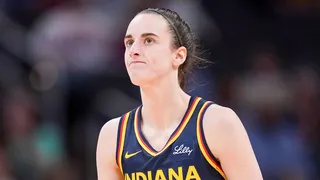 Caitlin Clark hace historia en su debut en la WNBA