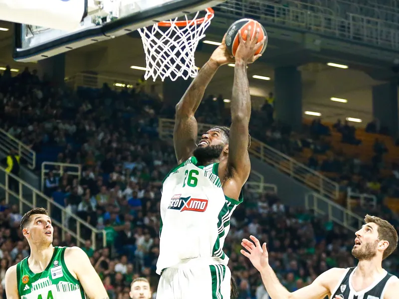 Escupen a un jugador del Panathinaikos e intenta subir a las gradas para agredirle