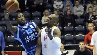 Los jugadores que vienen (III): John Holland (Cajasol), Nathan Jawai (FC Barcelona) y Nikos Zisis (Gescrap Bizkaia)