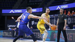 Lenovo Tenerife sufre ante Igokea, pero se lleva una nueva victoria en la BCL (80-75)