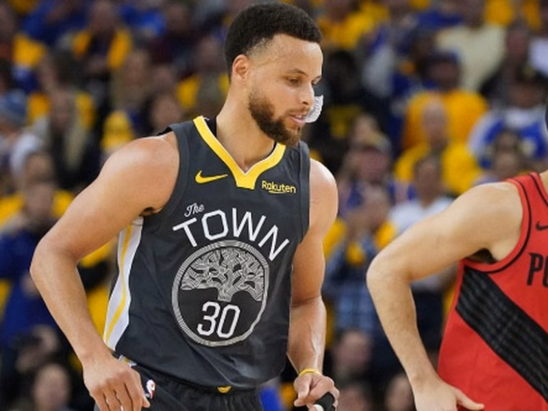 Stephen le gana la batalla a su hermano y pone el 2-0 (111-114)