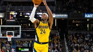 Uno de los mejores tripleros de la NBA anda suelto: Mavs, Sixers y Bucks lo quieren