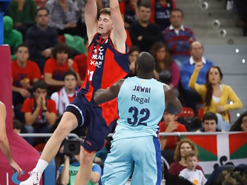 Caja Laboral resurge de sus cenizas y vence a un Barça Regal al que deja con un balance de 3-3 (80-69)