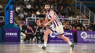 Rescinde su contrato con el Real Valladolid para firmar por otro equipo de la liga