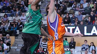 La Penya culmina una trabajada remontada ante un Power Electronics Valencia en caída libre (86-83)