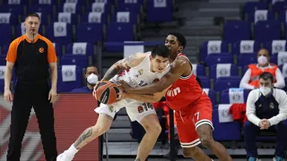 La dupla Deck-Tavares se hace grande para vencer a Olympiacos en un duelo crucial (72-63)
