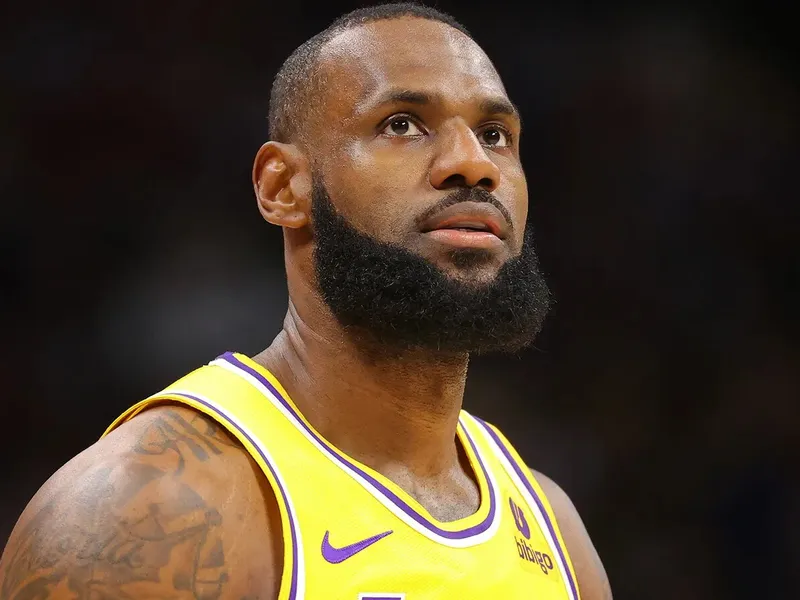 ¡Abran paso al rey! Nadie jamás jugó más minutos en la NBA que LeBron James
