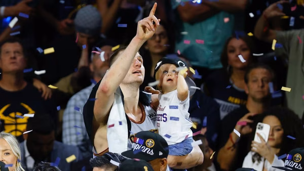 La increíble historia de Nikola Jokic, la anti-estrella que regala su brillo