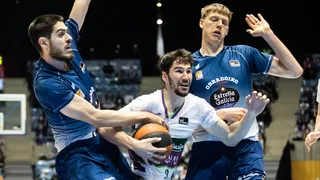 Unicaja coge aire y asalta el Fontes do Sar