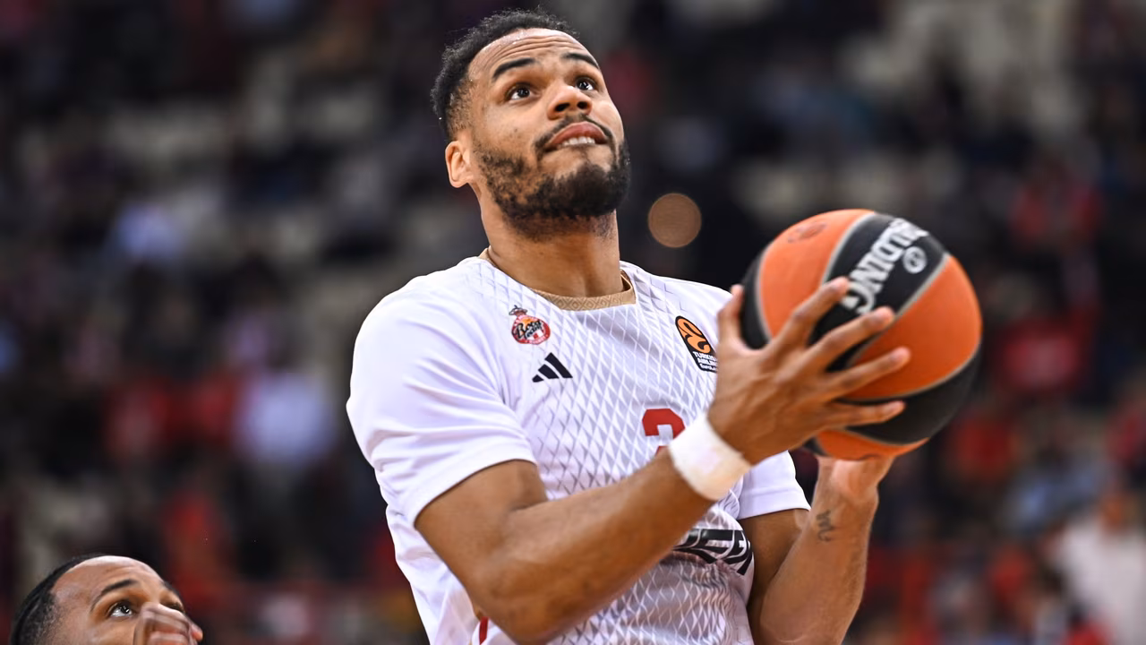 Elie Okobo casi llega a las manos con un compañero y queda suspendido