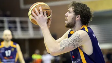 Un estelar Forcada doblega a Melilla y da vida al CB Prat. Palencia también cae