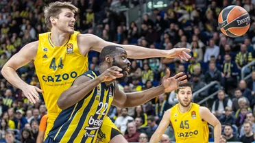 Dreamland Gran Canaria, con varias cartas sobre la mesa y dos favoritos