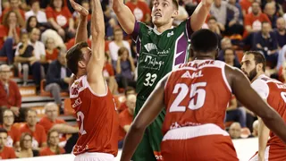 Kyle Wiltjer se viste de héroe y arregla un mal inicio de Unicaja ante BAXI Manresa