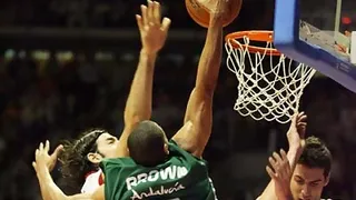 Euroliga, QF (I): Golpe de efecto de Marcus Brown. El CSKA devasta al Maccabi