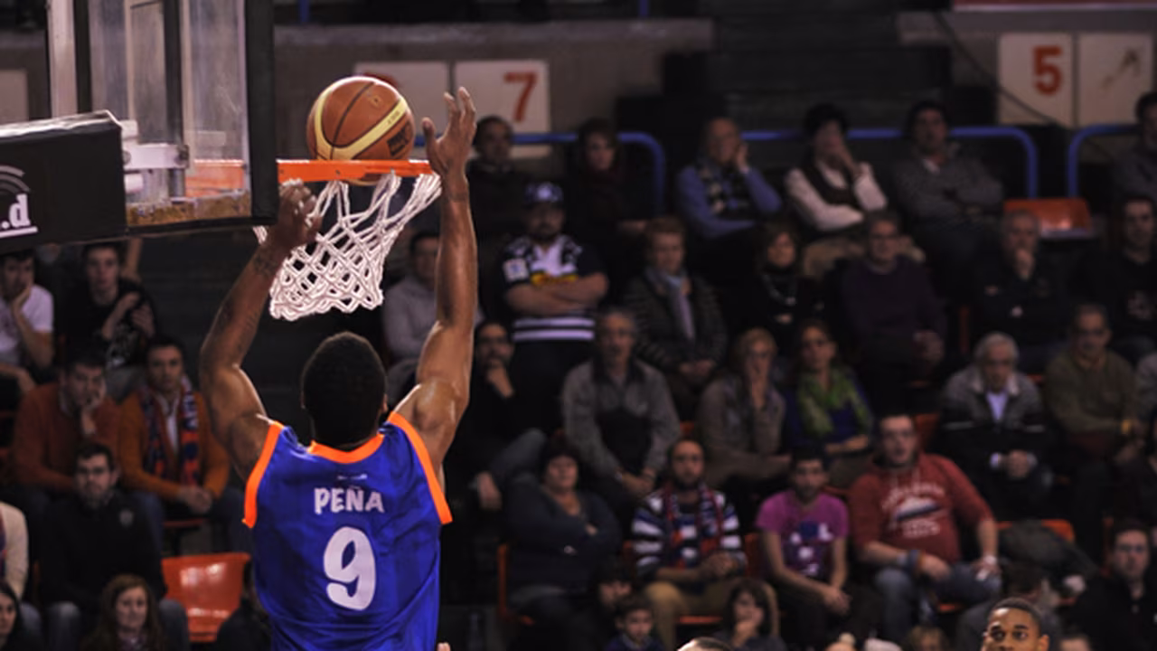 Coruña conquista El Plantío y aleja al Burgos de la Copa. COB vence el duelo de colistas