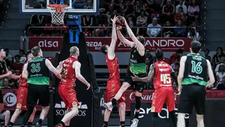 Desbandada en Zaragoza: ¡salen del equipo 9 jugadores!